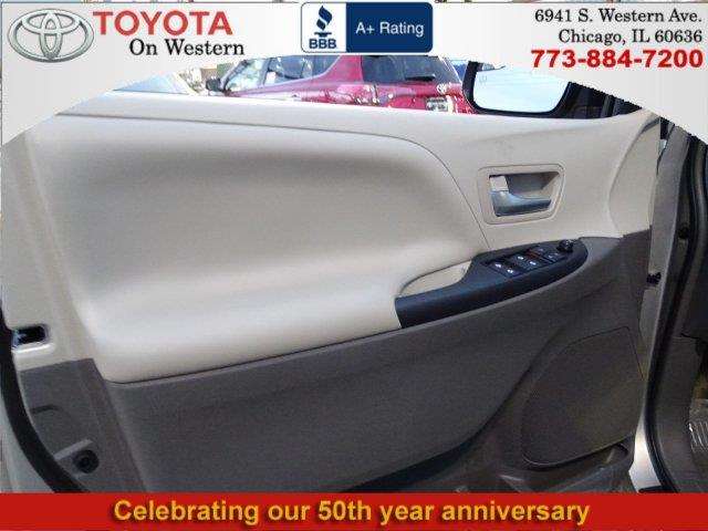 Toyota Sienna 2017 photo 8